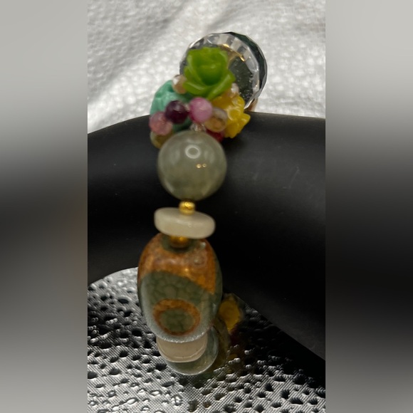 Absolutely gorgeous bracelet! Gold tone - amazing mix of beads! - Picture 2 of 5